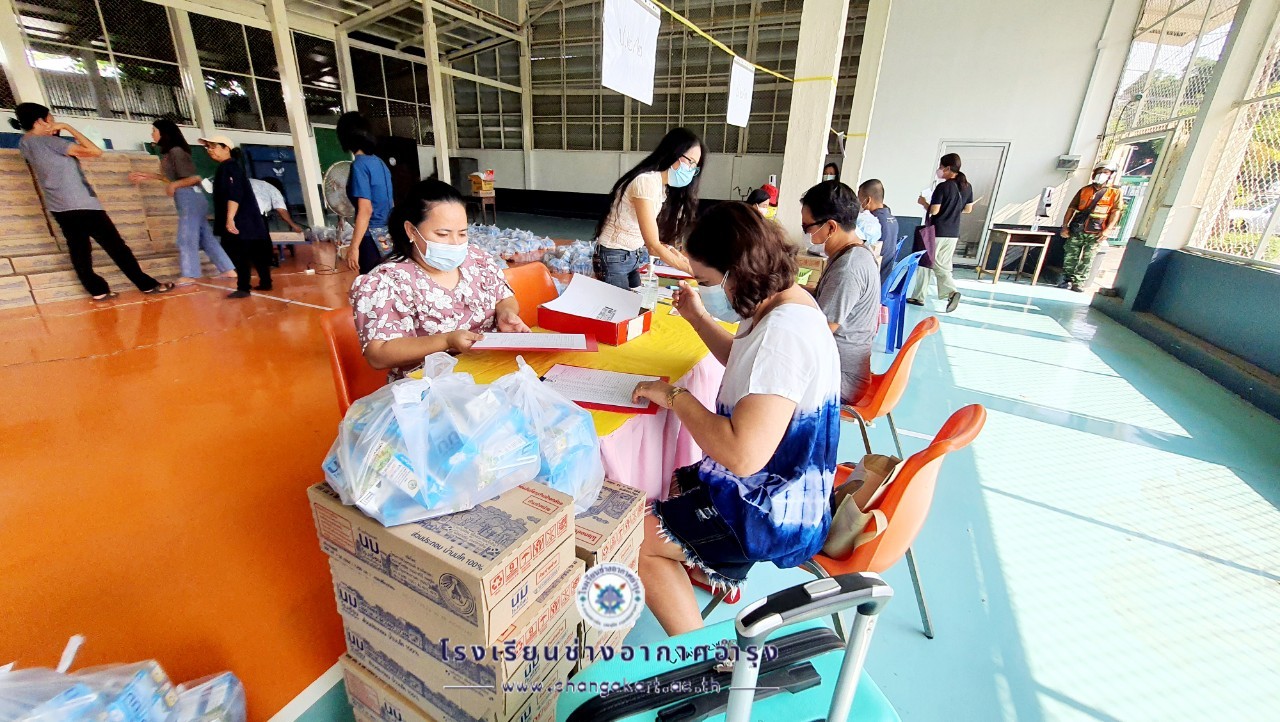 แจกเงินค่าเครื่องแบบอุปกรณ์ฯ และนมโรงเรี.ต้น_๒๒๐๒๐๙_1