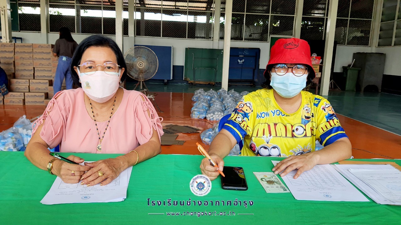 แจกเงินค่าเครื่องแบบอุปกรณ์ฯ และนมโรงเรี.ต้น_๒๒๐๒๐๙_11