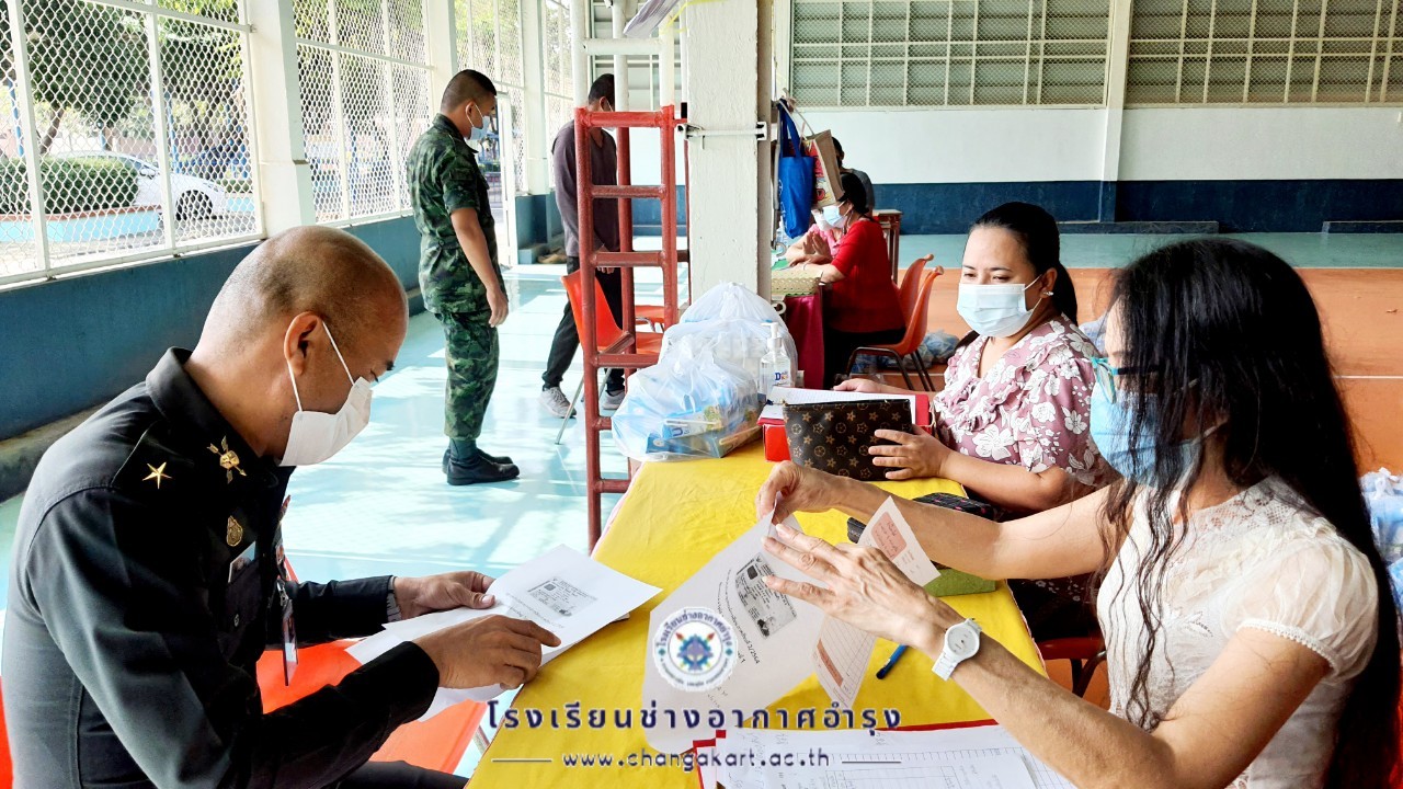 แจกเงินค่าเครื่องแบบอุปกรณ์ฯ และนมโรงเรี.ต้น_๒๒๐๒๐๙_12