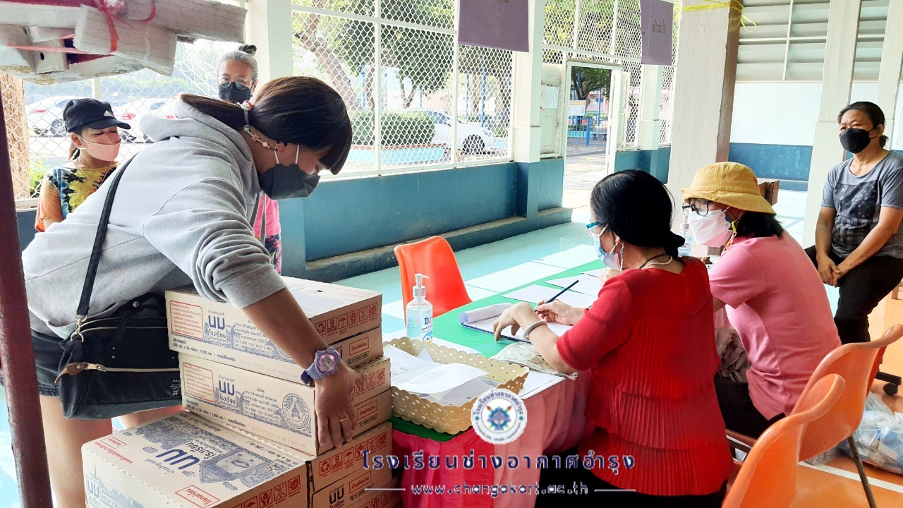 แจกเงินค่าเครื่องแบบอุปกรณ์ฯ และนมโรงเรี.ต้น_๒๒๐๒๐๙_13