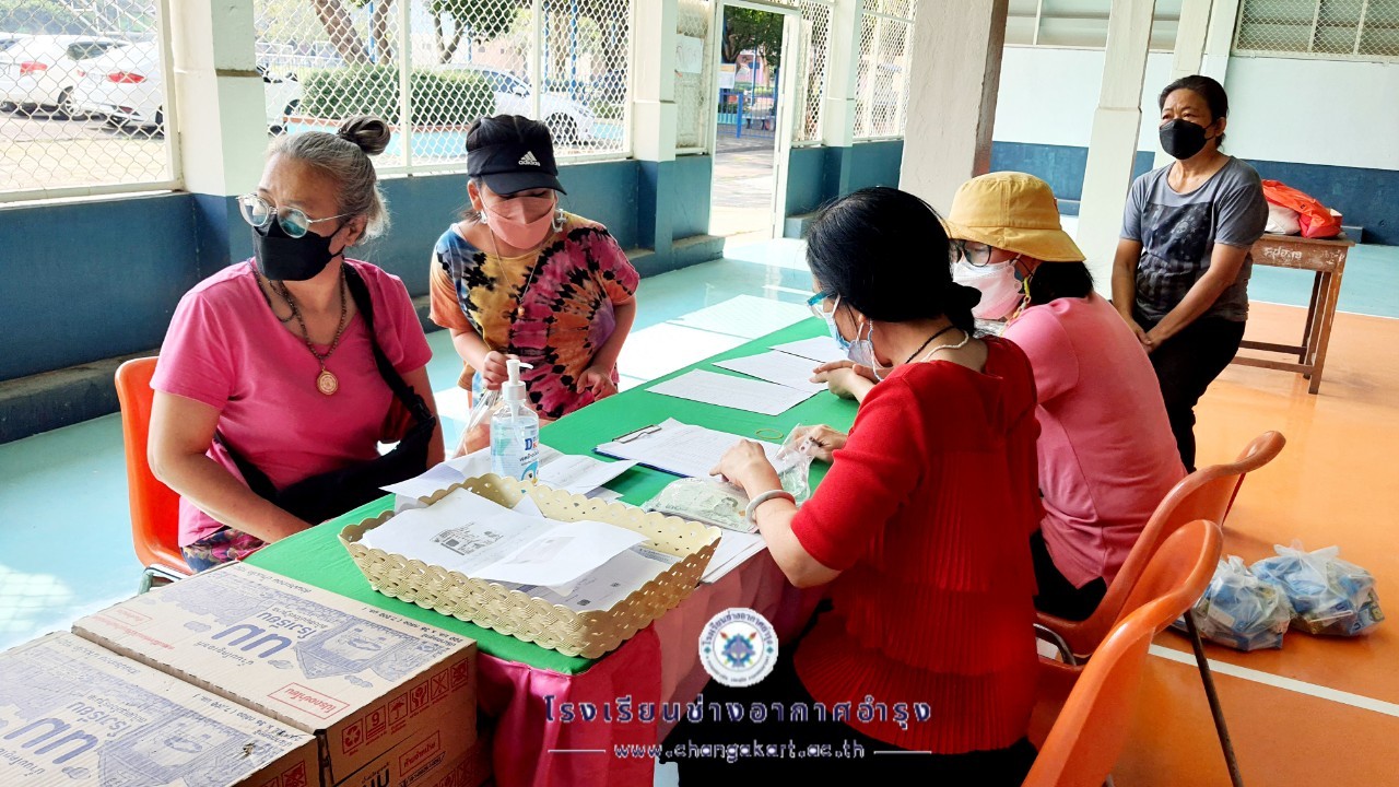 แจกเงินค่าเครื่องแบบอุปกรณ์ฯ และนมโรงเรี.ต้น_๒๒๐๒๐๙_14