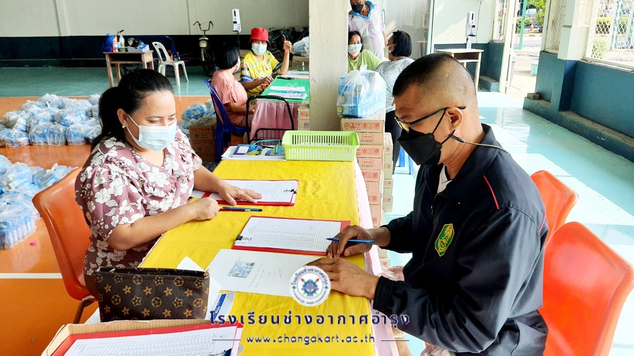 แจกเงินค่าเครื่องแบบอุปกรณ์ฯ และนมโรงเรี.ต้น_๒๒๐๒๐๙_15