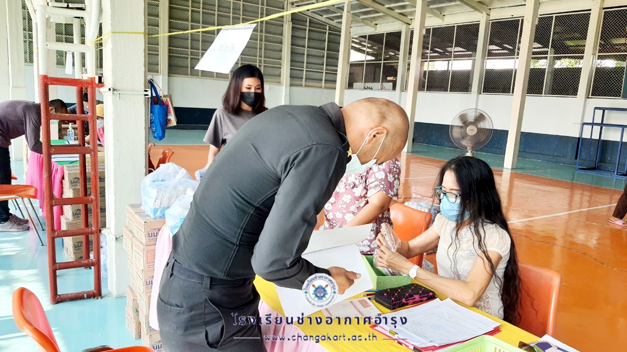 แจกเงินค่าเครื่องแบบอุปกรณ์ฯ และนมโรงเรี.ต้น_๒๒๐๒๐๙_16