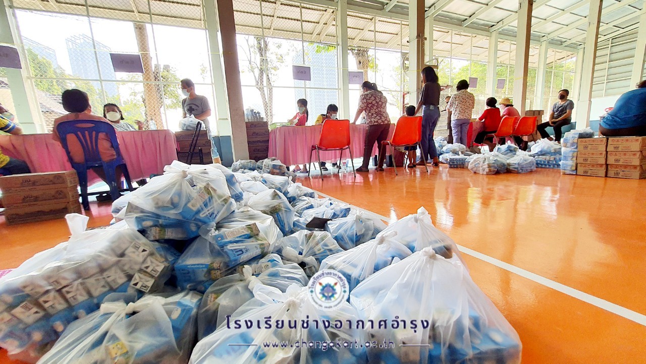 แจกเงินค่าเครื่องแบบอุปกรณ์ฯ และนมโรงเรี.ต้น_๒๒๐๒๐๙_17