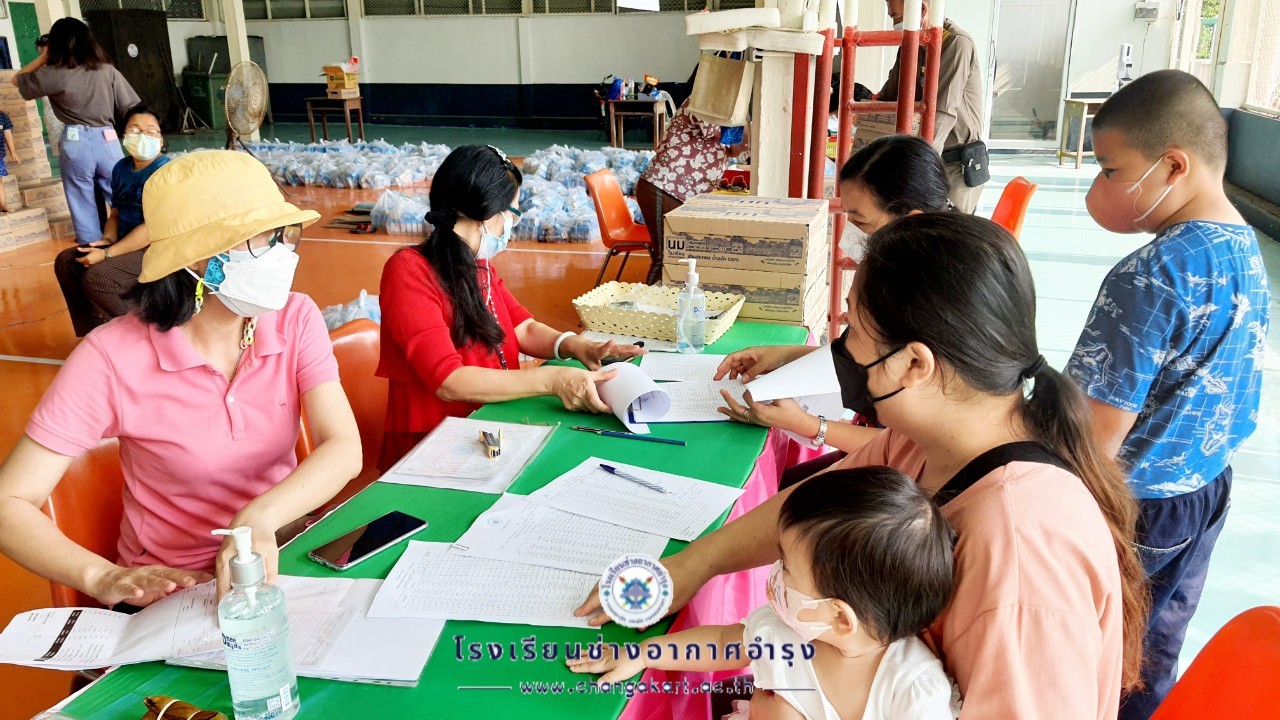 แจกเงินค่าเครื่องแบบอุปกรณ์ฯ และนมโรงเรี.ต้น_๒๒๐๒๐๙_23