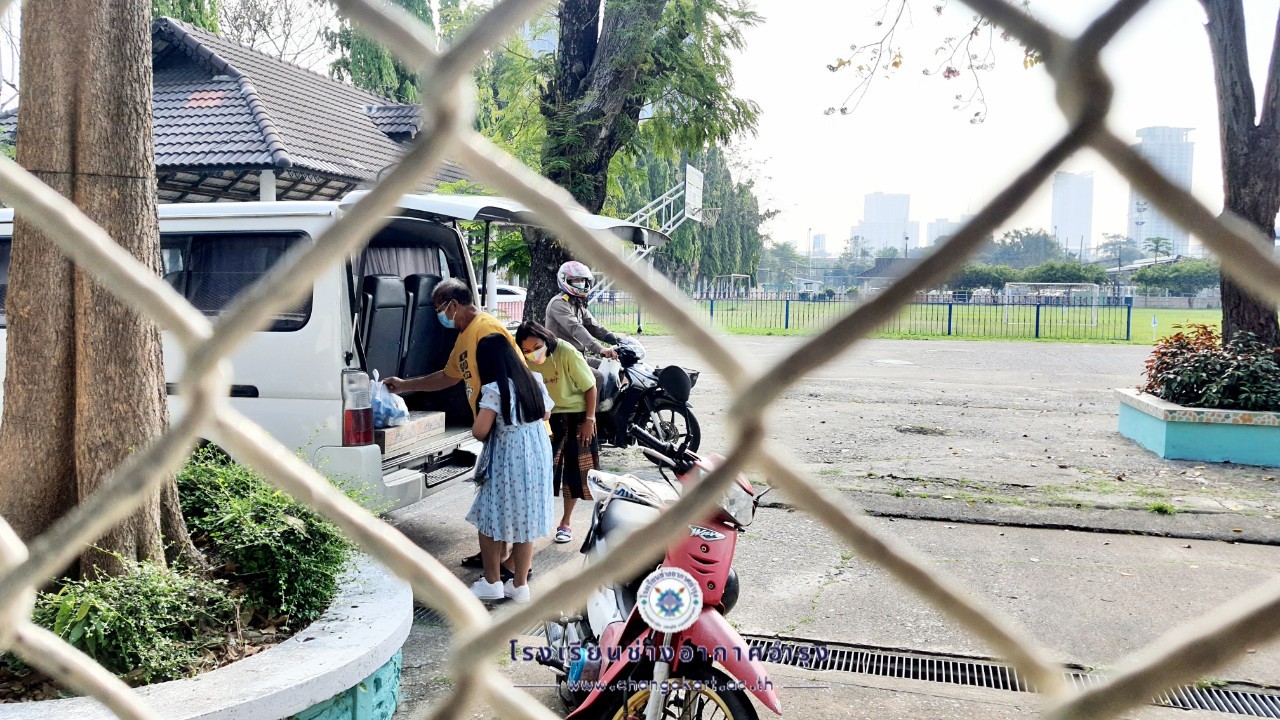 แจกเงินค่าเครื่องแบบอุปกรณ์ฯ และนมโรงเรี.ต้น_๒๒๐๒๐๙_29