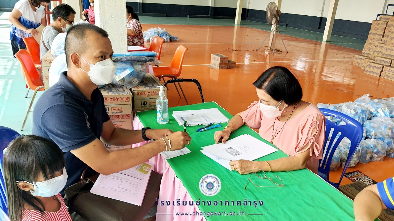 แจกเงินค่าเครื่องแบบอุปกรณ์ฯ และนมโรงเรี.ต้น_๒๒๐๒๐๙_3