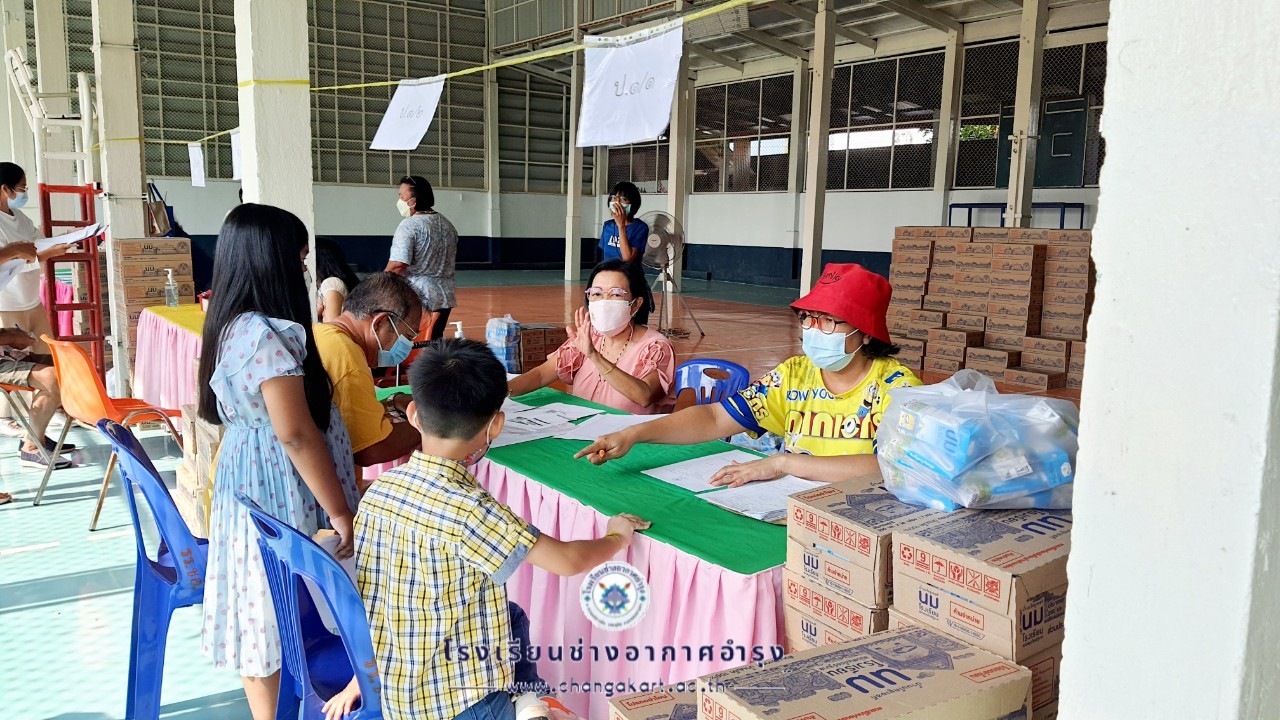 แจกเงินค่าเครื่องแบบอุปกรณ์ฯ และนมโรงเรี.ต้น_๒๒๐๒๐๙_34