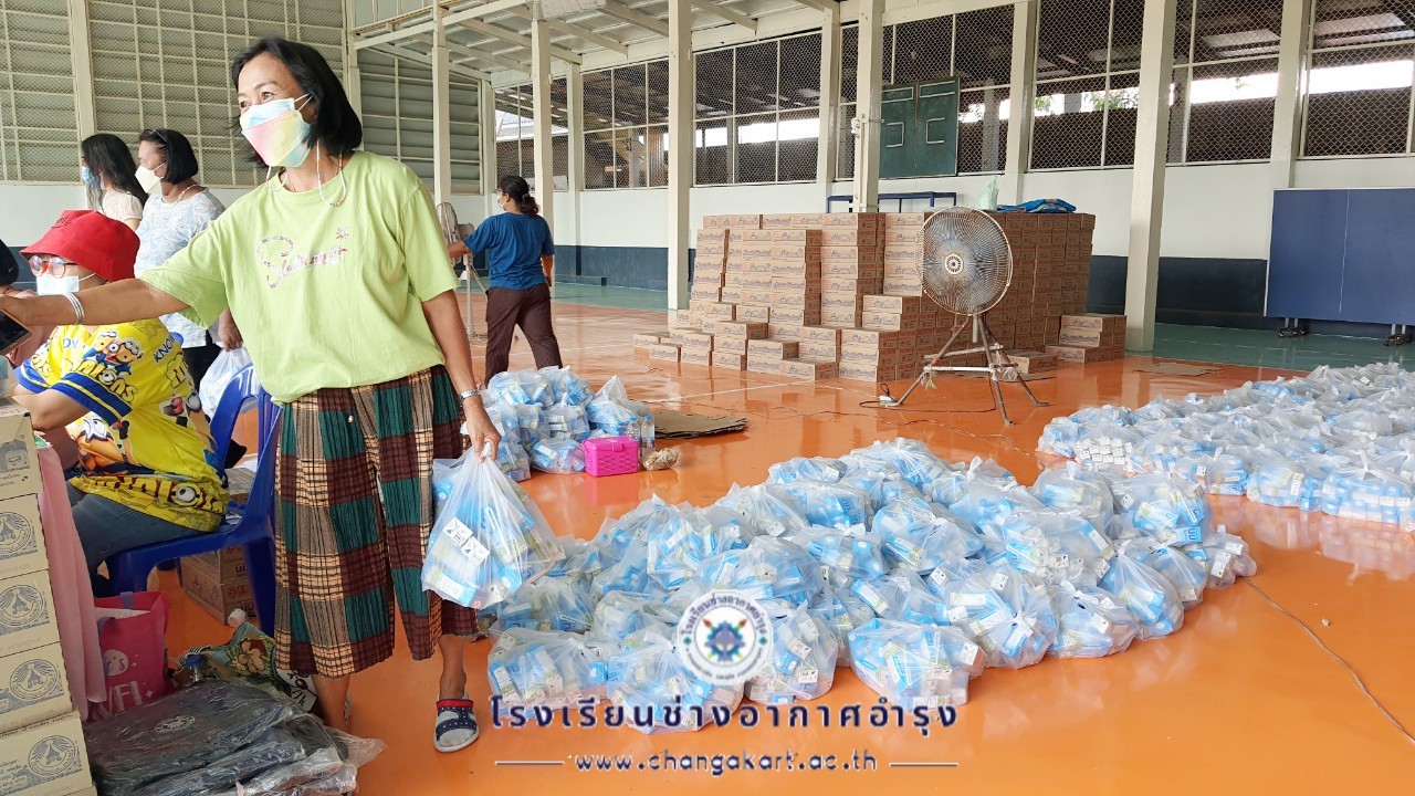 แจกเงินค่าเครื่องแบบอุปกรณ์ฯ และนมโรงเรี.ต้น_๒๒๐๒๐๙_35