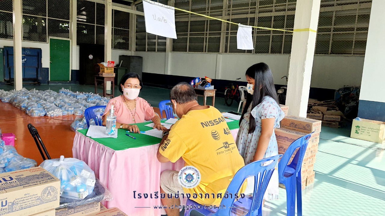 แจกเงินค่าเครื่องแบบอุปกรณ์ฯ และนมโรงเรี.ต้น_๒๒๐๒๐๙_36