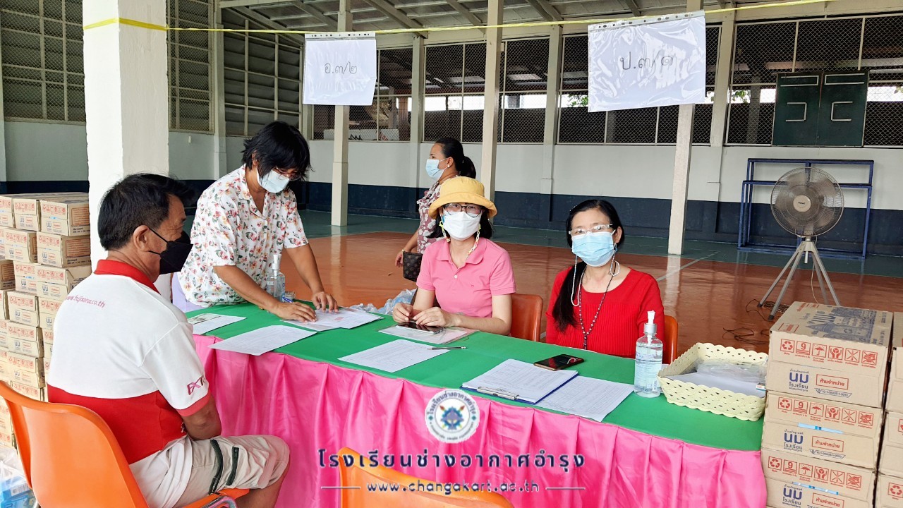 แจกเงินค่าเครื่องแบบอุปกรณ์ฯ และนมโรงเรี.ต้น_๒๒๐๒๐๙_37