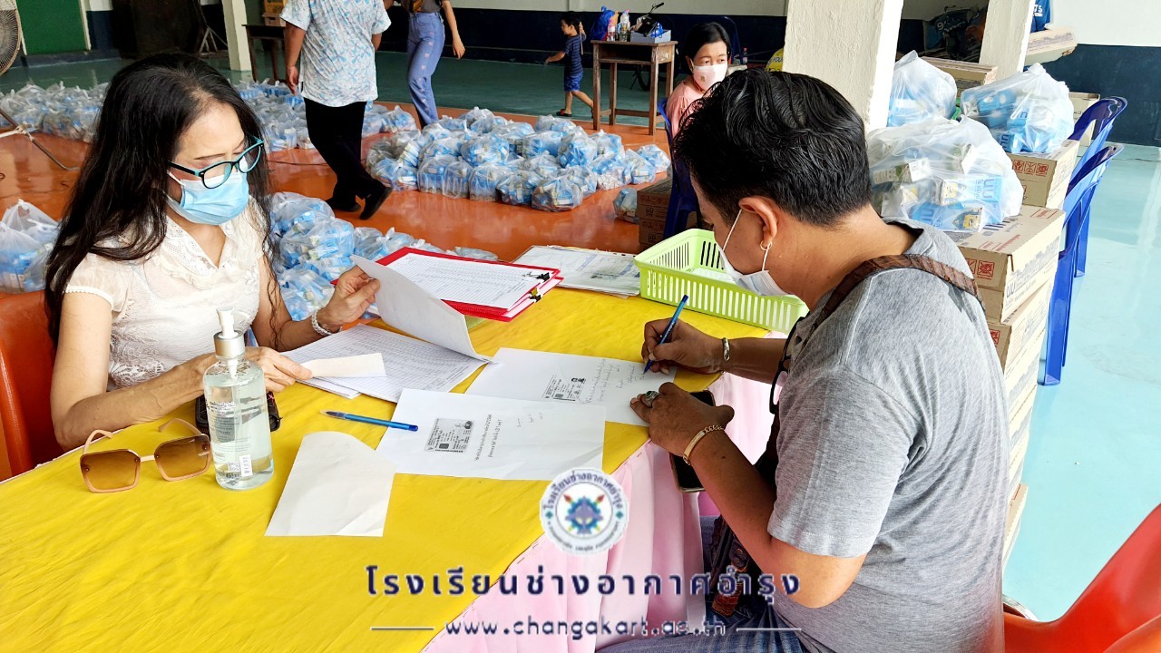 แจกเงินค่าเครื่องแบบอุปกรณ์ฯ และนมโรงเรี.ต้น_๒๒๐๒๐๙_6