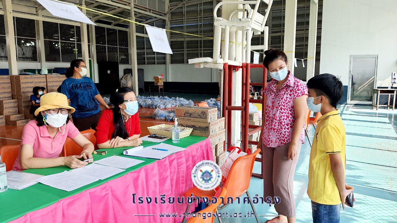 แจกเงินค่าเครื่องแบบอุปกรณ์ฯ และนมโรงเรี.ต้น_๒๒๐๒๐๙_7